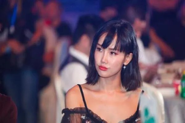 黄龄把腿上的淤青画成锦鲤，她这么做的用意是什么？