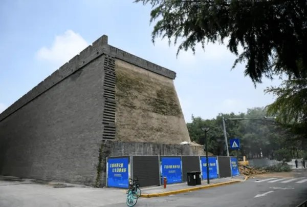 西安明秦王府城墙坍塌，哪个部门应该对此负责？