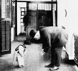 武汉市一男童向医生鞠躬体现了什么？