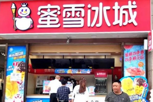 警方通报济南蜜雪冰城门店店员与顾客互殴一事，此事最终是如何解决的？