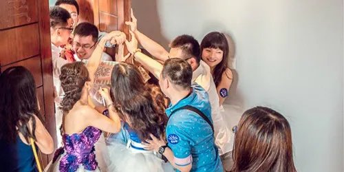 结婚堵门的搞笑句子 结婚拦门讨红包方式