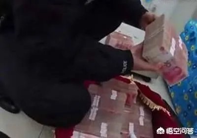 江苏海安县火车站，一男子扛144万坐火车，大家怎么看？