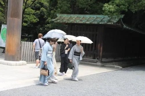 小伙怒斥在军舰旁穿和服拍照女子，你觉得女子真的有错吗？