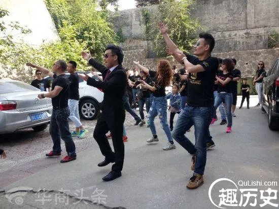 宝鸡现“跑步迎亲”  新郎新娘因跑步相识