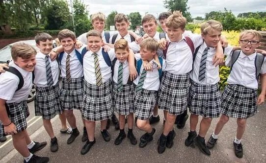 英男生穿裙子上学是怎么回事？