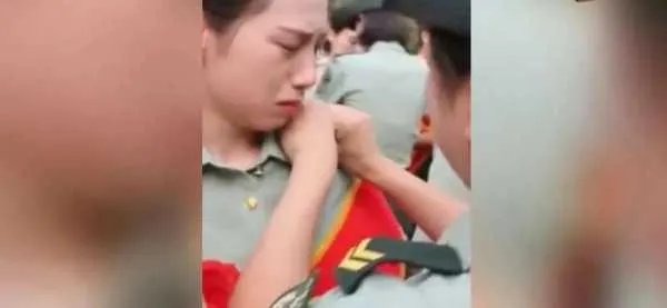 00后女枪王退伍时哭成泪人，具体是怎么回事？