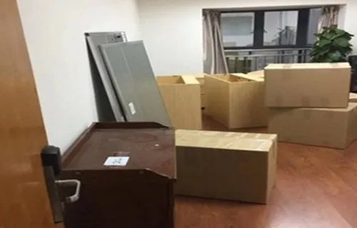 西安某小区业主搬家，不让车进小区只能人工搬运，遇到这种事应该怎么办？