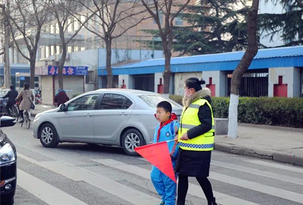 学生斑马线上被撞飞身亡，如何避免类似事故发生？