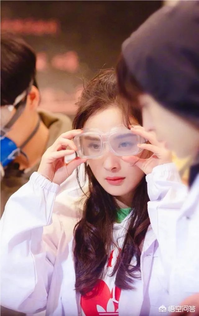 杨幂穿礼服配运动鞋，你觉着这搭配怎么样？