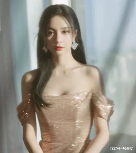 沈梦辰也有尤物身材，粉色亮片礼服温柔高级，有多撩人？