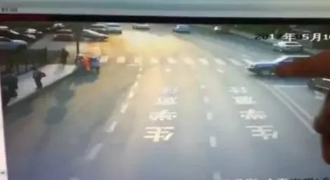 路虎疯狂冲上人行道为何连续撞飞9名学生？