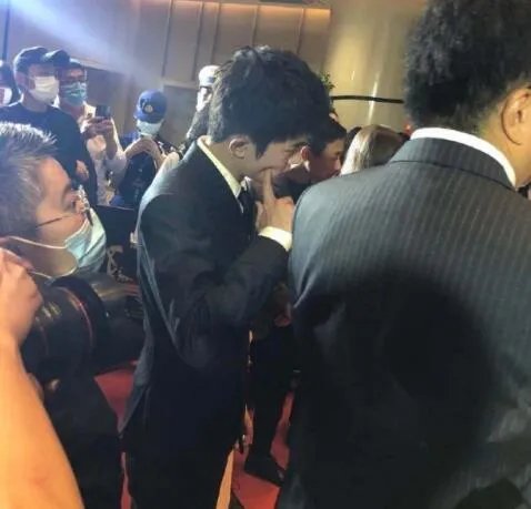 易烊千玺戳自己脸蛋是怎么回事 易烊千玺为什么戳自己脸蛋