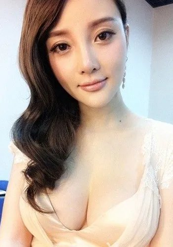 演员李小璐性感图片大全  与老公齐心协力做公益