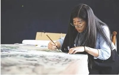 关于贫困女资助三学生的介绍。