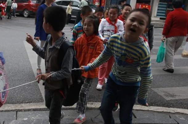 学生斑马线上被撞飞身亡，如何避免类似事故发生？