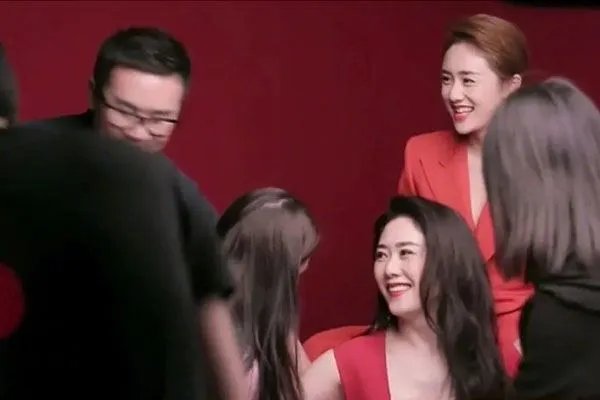 刘芸发微博分享和妈妈的合影，为何网友关注点都在阿姨身上？