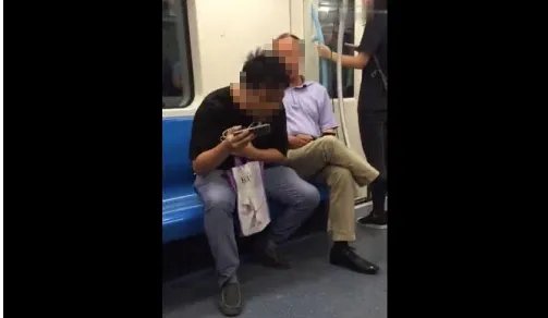 男子地铁随地吐痰被制止了吗？