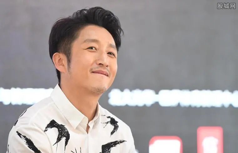 邹市明痛失金腰带 赛后抱着妻子痛哭让人心疼