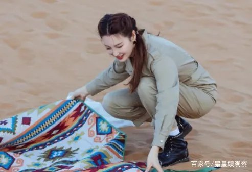 张雨绮与男友沙漠旅行，夕阳下上演逆光吻浪漫又唯美，你看好这对姐弟恋吗？