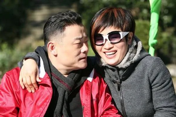 周立波老婆胡洁简历个人资料 她曾经有过一段婚姻史