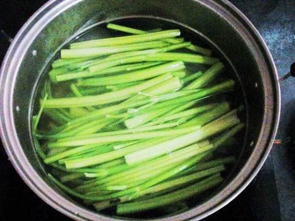 正宗芹菜猪肉饺子馅的做法