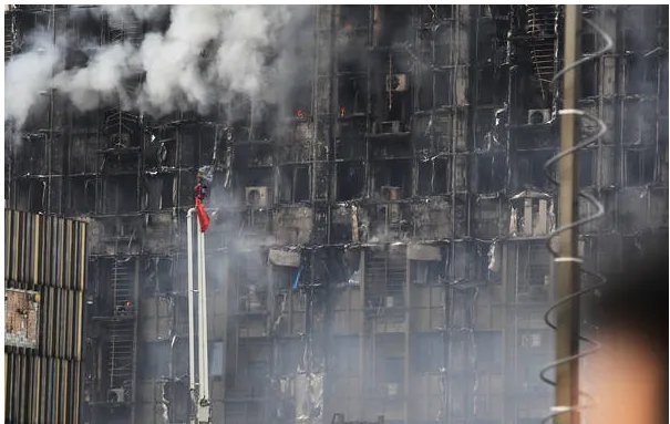 郑州一高层建筑着火现场什么情况？