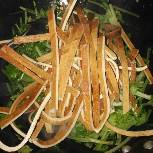 香干炒芹菜的做法？