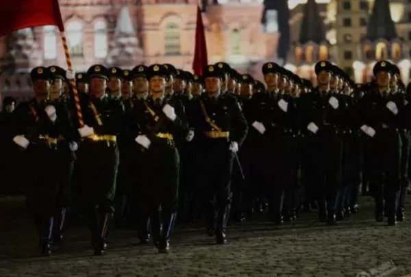 中国仪仗队跟外国仪仗队你更喜欢哪一个？为什么？