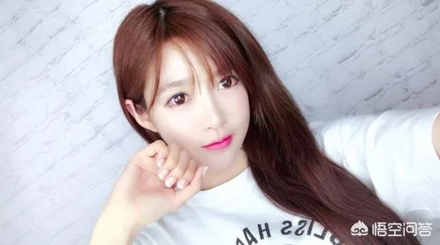 斗鱼女主播放话开通皇帝就可带走，立马有水友开通皇帝，秒收30发超火！你怎么看？