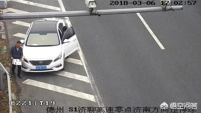 山东一司机在高速上仅1分钟驾照被扣30分，你怎么看？