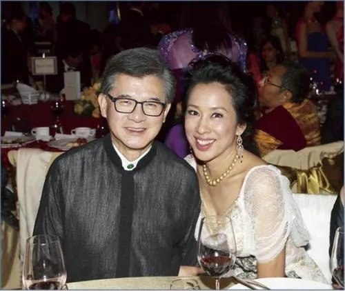 罗康瑞前妻何晶洁现状资料是赌王家里人吗 罗康瑞的女儿罗宝瑜图