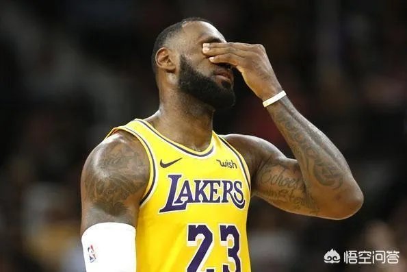 库兹马篮下协防，考辛斯顺下接球完成劲爆隔扣，倒地的库兹马表情狰狞。你怎么看？