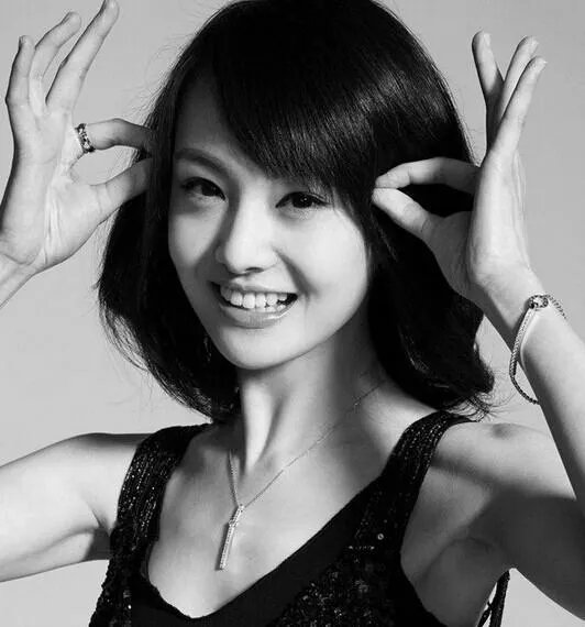 郑爽抽烟的视频明明是假的，为什么大家还要黑她？