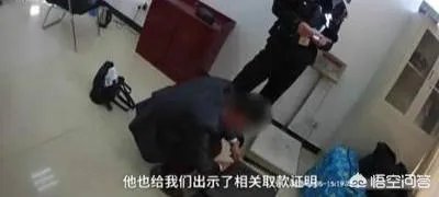 江苏海安县火车站，一男子扛144万坐火车，大家怎么看？