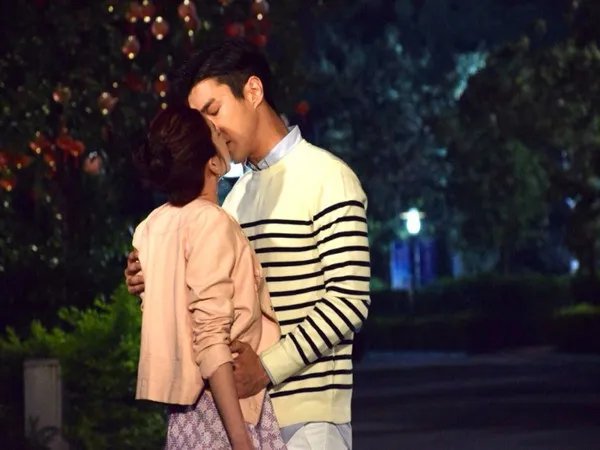 阚清子胸照大尺度曝光 激情吻戏床戏微露酥胸不借位