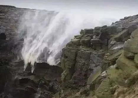 台风黑格比登陆雁荡山灵峰瀑布被吹倒流，风力到底有多大？
