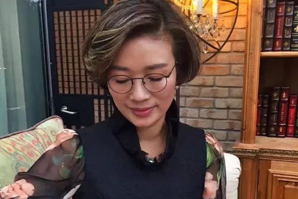 周立波老婆胡洁简历个人资料 她曾经有过一段婚姻史