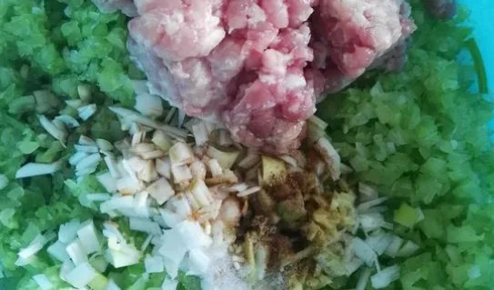 正宗芹菜猪肉饺子馅的做法