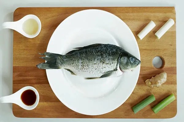 清蒸鱼的家常做法 如何做清蒸鱼