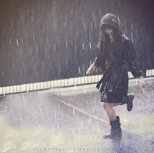 一个人在淋雨的图片，唯美一点的。没带伞的。