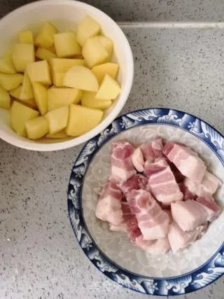 五花肉烧土豆