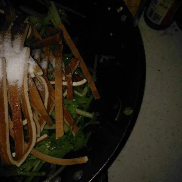 香干炒芹菜的做法？