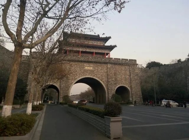 南京回收流失在外明城墙城砖8万块。除了南京，我国还有哪些有城墙的古城？哪个存留最完整？