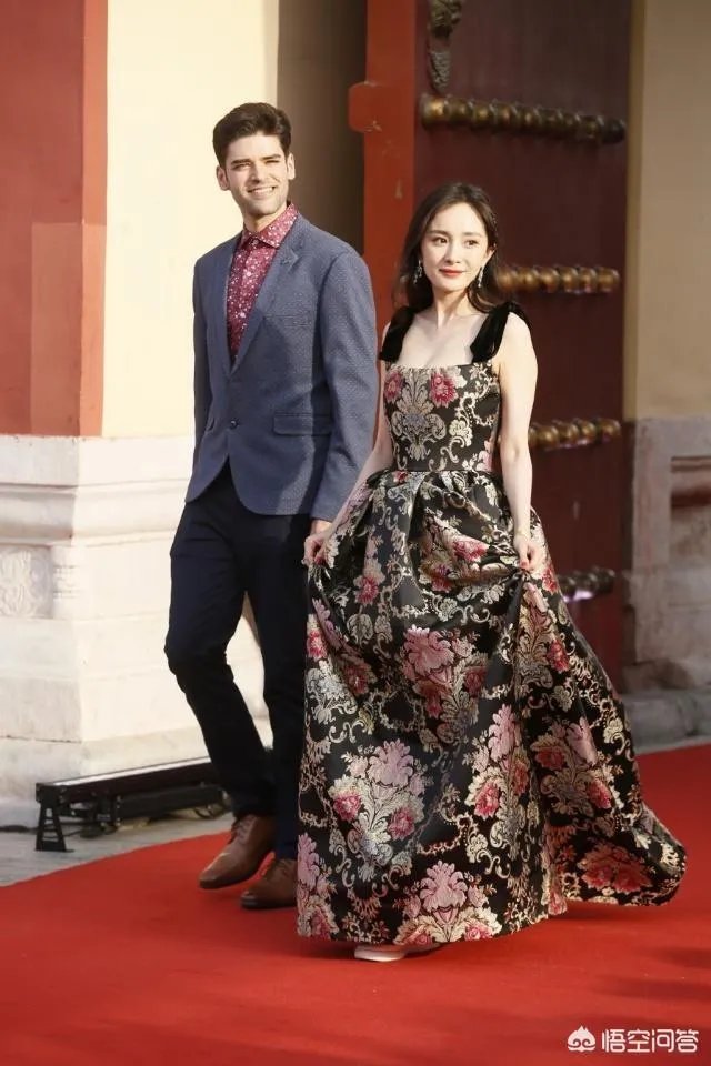 杨幂穿礼服配运动鞋，你觉着这搭配怎么样？