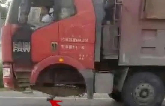 货车两个前轮都没了仍在行驶 现场画面曝光既搞笑又后怕！