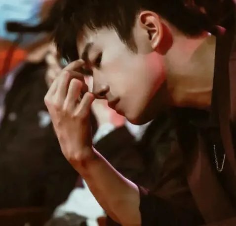 易烊千玺戳自己脸蛋是怎么回事 易烊千玺为什么戳自己脸蛋