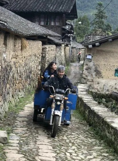 吴秀波在哪里拍戏被偶遇？