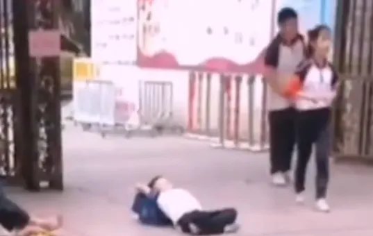 如何看待小学生放学躺校门口等家长这件事？