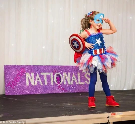 逼3岁女儿参加选美比赛 母亲称是为了她好