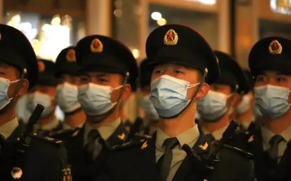 中国仪仗队跟外国仪仗队你更喜欢哪一个？为什么？